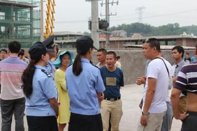 8月12日，执勤的民警耐心为考生们做相关解释。